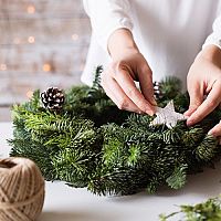 Moderné adventné vence na stôl, na dvere, s kožušinou a LED – poradíme, ako vyrobiť