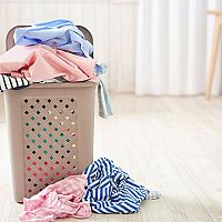 Kôš na bielizeň z bambusu, ratanu alebo dreva môže byť praktickým doplnkom do kúpeľne