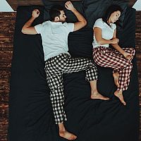 Kam umiestniť posteľ: Podľa svetových strán, pod okno či podľa feng šuej?