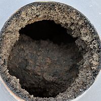 Decht v komíne (príčiny). Ako vyčistiť sadze? Čo rozpúšťa decht? Šupky zo zemiakov komín nevyčistia