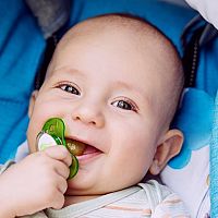 Cumlík pre novorodenca – áno, či nie? Kedy dať bábätku cumlík a ako ho naučiť na cumeľ