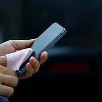 Čistenie dotykového displeja smartfónu a tabletu. Ako dezinfikovať mobil a odstrániť škrabance z displeja?