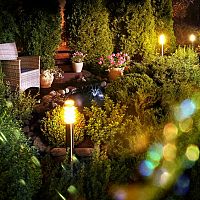 Záhradné osvetlenie – aké máme možnosti? Solárne, so senzorom, LED osvetlenie