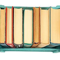 Čo so starými knihami? Darujte ich do knižnice, antikvariátu, za odvoz, vyrobte z nich obraz či lampu