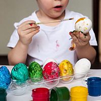 Netradičné veľkonočné dekorácie z dreva, kvetín, vaječných škrupín na stôl, na i pred dvere