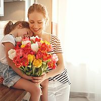 Originálne darčeky na Deň matiek. Môžete ich vyrobiť alebo zvoliť darčekový poukaz