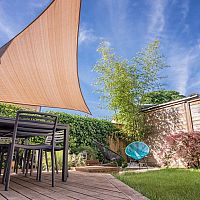 Slnečné plachty do záhrady či na terasu – montáž zvládnete aj sami