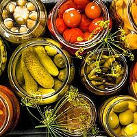 Postup, ako zavárať v rúre, umývačke riadu či tlakovom hrnci