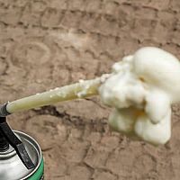 Ako odstrániť PUR penu (montážnu penu) z oblečenia, rúk, okien, dreva, plastu či zo skla