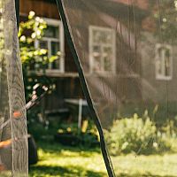 Sieť proti komárom, moskytiéra nad posteľ, na kočík, na altánok, na cesty – ako vybrať?