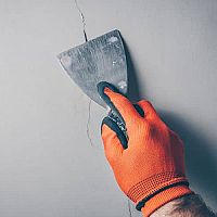 Ako opraviť popraskané steny? Na mikropraskliny v omietke poslúži tmel