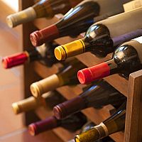 Drevený alebo kovový stojan na víno, luxusný vintage alebo skladací? Poradíme, ako vybrať