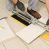 Najlepšie kvalitné rezačky na dlažbu a obklad sú elektrické aj ručné. Aká je cena?