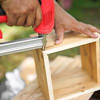 Elektrická alebo pneumatická sponkovačka a klincovačka – rozdiel, skúsenosti, cena