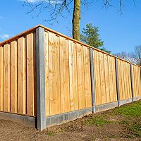 Drevené, betónové, plastové podhrabové dosky – ukladanie, montáž, cena, skúsenosti