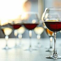 Poháre na biele, červené a ružové víno: Lacné i luxusné poháre ponúka Rona, Tescoma či Bohemia