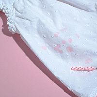 Návod, ako odstrániť vosk zo svietnika, skla, obrusu, koberca, z dlažby, oblečenia alebo dreva