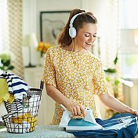 Rady, ako si uľahčiť žehlenie košieľ, nohavíc, riflí a bavlny. Žehlenie na vešiaku či na stole neskúšajte