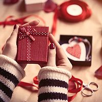 Aký darček na Valentína? Aj klasické darčeky sa dajú poňať originálne