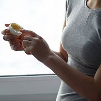 Vazelína na vlasy, pery, päty aj na výrobky z kože. Tipy na použitie v domácnosti