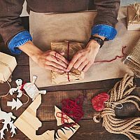 Ako zaujímavo a rýchlo zabaliť nielen vianočný darček do i bez baliaceho papiera