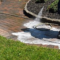 Ako vyčistiť zámkovú dlažbu od oleja a mastnoty