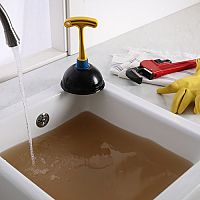 Ako vyčistiť upchatý odtok v kuchyni, sprche či umývadle? Pomôže sóda bikarbóna, ocot aj Sifo