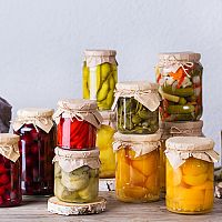 Ako uskladniť ovocie a zeleninu aj bez pivnice? V mrazničke či ako zaváraniny