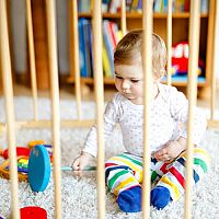 Drevená, textilná, plastová alebo skladacia ohrádka pre deti na hranie? Poradíme, ako vybrať