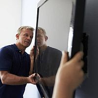 Ako namontovať TV na stenu bez káblov – výška, držiak, cena