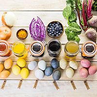 Farbenie veľkonočných vajíčok: potravinárskymi farbami, cviklou, voskom alebo cibuľou