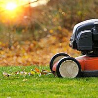 Posledné kosenie trávnika pred zimou. Na akú výšku?