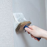 Ako nalepiť vliesovú, vinylovú či papierovú tapetu na stenu?