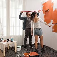 Úprava steny v obývačke. Skúste kamenný či drevený obklad