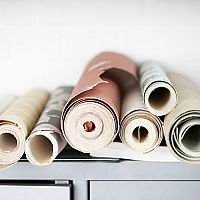 Ako využiť (zvyšky) tapety? Na dvere, nábytok aj krabice