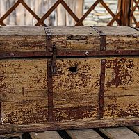 Drevená truhlica je skvelá na uskladnenie hračiek, prádla, ale aj na sedenie