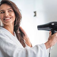 Ako vybrať domáci či cestovný fén na vlasy? Najlepší je s ionizátorom.