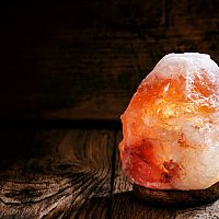 Účinky elektrickej a soľnej lampy na sviečku sú nad zlato! Do interiéru sa hodí oranžová aj biela