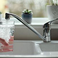 Na kvalitnej kuchynskej či kúpeľňovej vodovodnej batérii ušetríte. Siahnite po Grohe, Hansa alebo Ravak